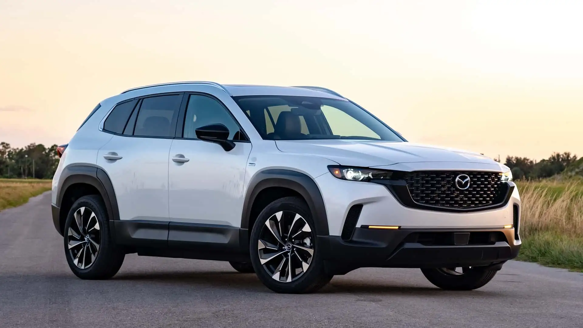 بررسی Mazda CX-50 Hybrid 2024: کراساوور هیبریدی با طراحی جذاب و عملکرد بینظیر