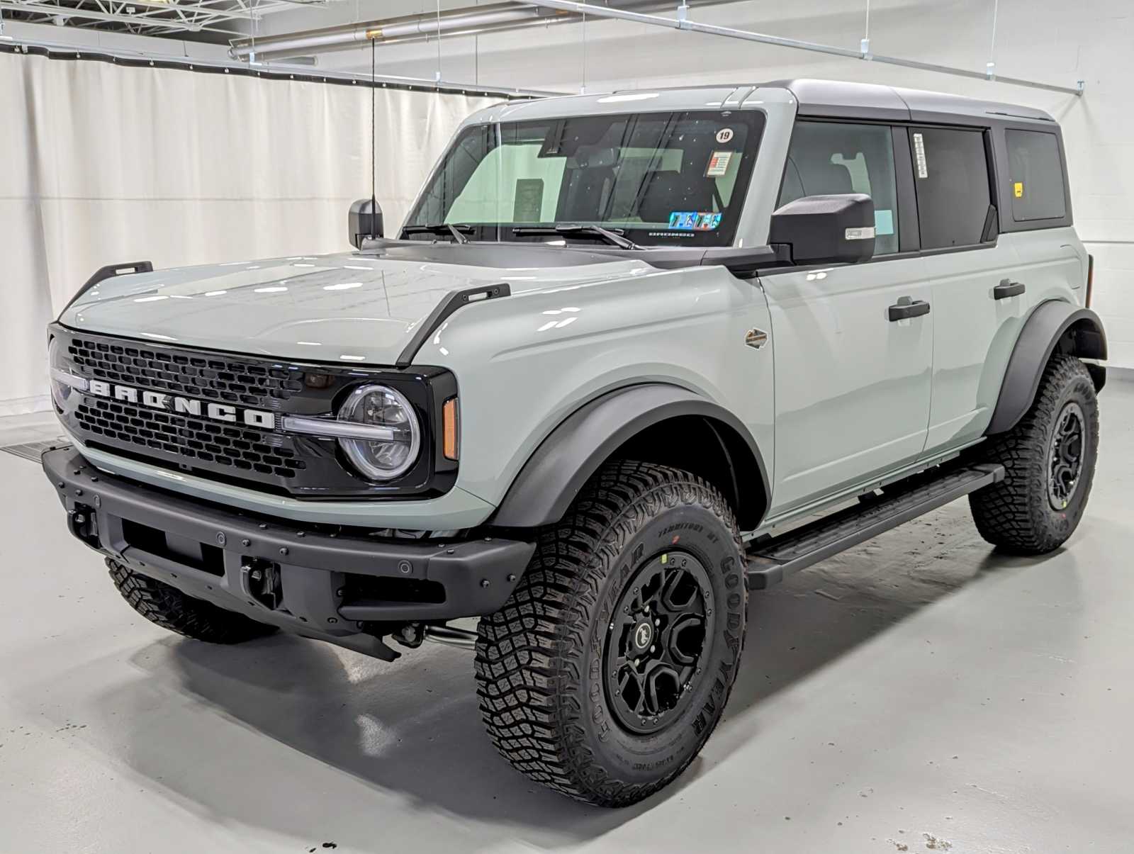 بررسی کامل Ford Bronco 4WD 2013